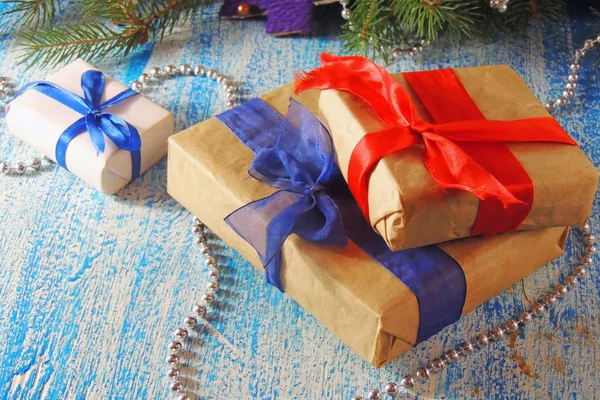 クリスマス ギフト用の箱 古い木製の背景の装飾 — ストック写真