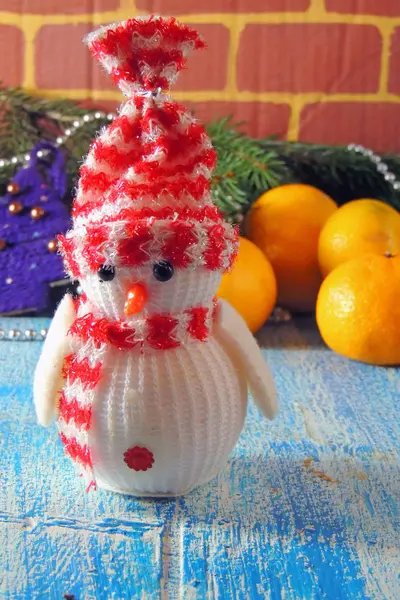 Glücklich Lustig Marshmallow Schneemann Auf Dem Hintergrund Des Weihnachtsbaums — Stockfoto