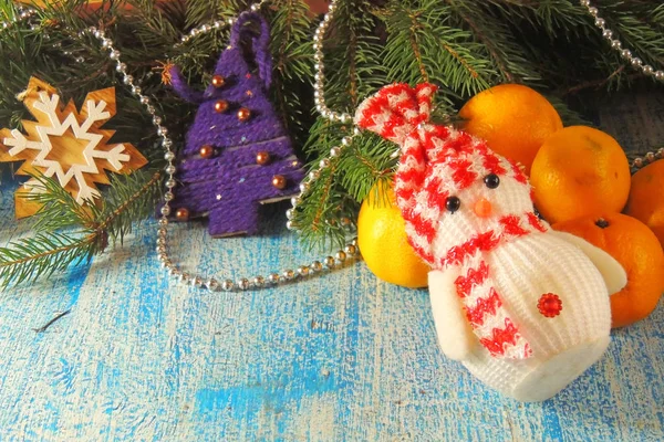 Sněhulák Happy Legrační Marshmallow Pozadí Vánoční Stromeček — Stock fotografie