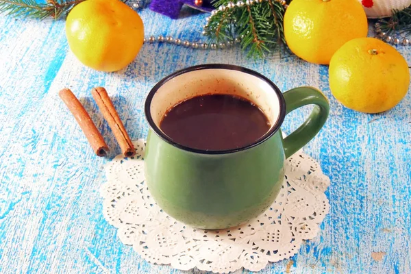 Una Taza Chocolate Caliente Con Malvaviscos Pan Jengibre Una Mesa — Foto de Stock
