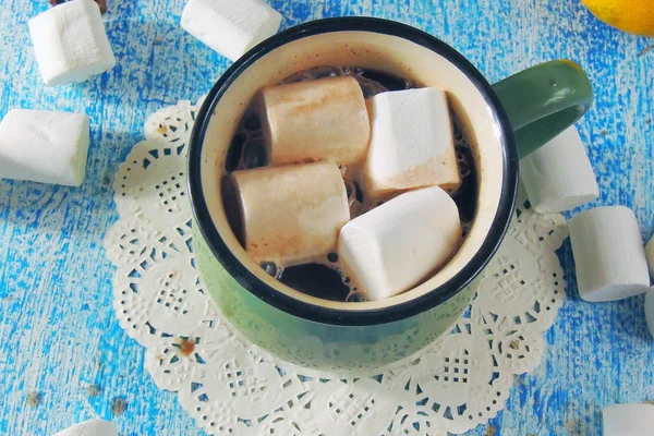 Eine Tasse Heiße Schokolade Mit Marshmallows Und Lebkuchen Auf Dem — Stockfoto