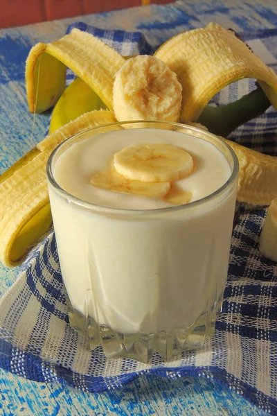 Milkshake Plátano Fresco Sobre Fondo Madera — Foto de Stock