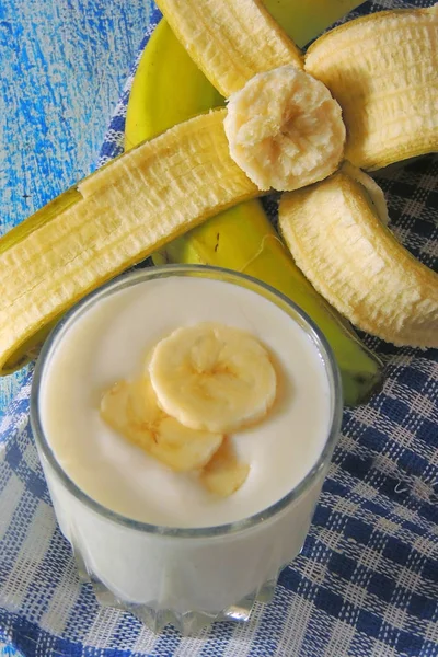 Молочный Банановый Коктейль Деревянном Фоне — стоковое фото