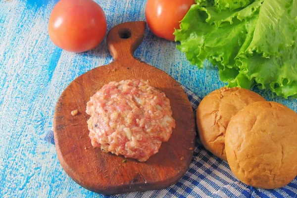 Carne Crua Vaca Moída Costeletas Bife Hambúrguer Com Tempero Queijo — Fotografia de Stock