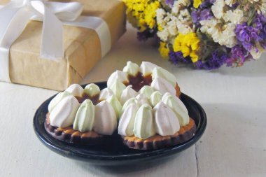 Buket çiçek ile el yapımı pembe zephyr veya gri arka plan üzerinde beyaz kutusundaki hatmi kümesidir. Hediyelik konsepti bir tatil için. Hatmi, beze, Zephyr