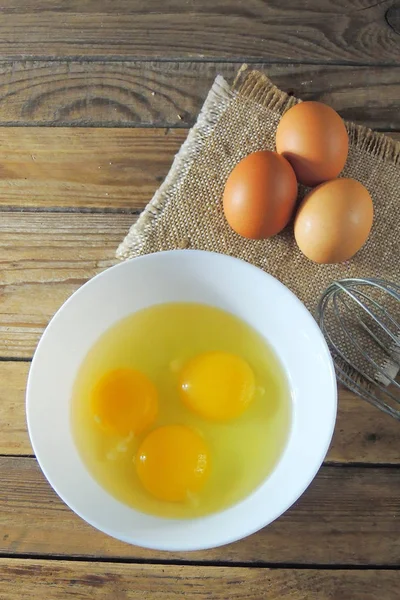 Ovos Quebrados Uma Tigela Com Liquidificador Concha Fundo Madeira — Fotografia de Stock