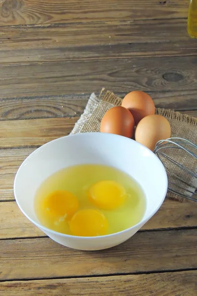 Ovos Quebrados Uma Tigela Com Liquidificador Concha Fundo Madeira — Fotografia de Stock