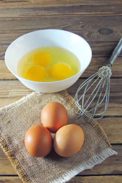Huevos Rotos Tazón Con Licuadora Cáscara Sobre Fondo Madera —  Fotos de Stock