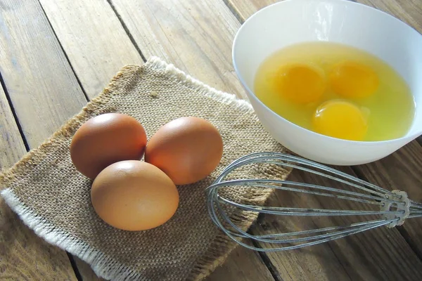 Huevos Rotos Tazón Con Licuadora Cáscara Sobre Fondo Madera —  Fotos de Stock
