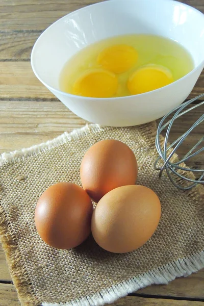 Gebroken Eieren Een Kom Met Blender Shell Houten Achtergrond — Stockfoto