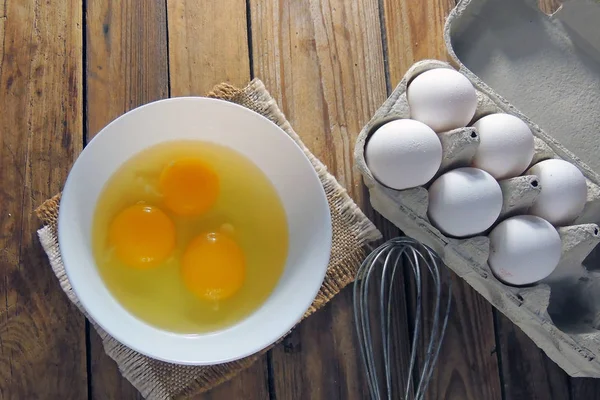 Huevos Rotos Tazón Con Licuadora Cáscara Sobre Fondo Madera —  Fotos de Stock