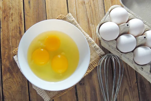 Huevos Rotos Tazón Con Licuadora Cáscara Sobre Fondo Madera —  Fotos de Stock