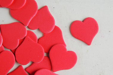 Ahşap beyaz arka plan, kırmızı kalpler, hediyeler ve mumlar. Sevgililer Günü konsepti.