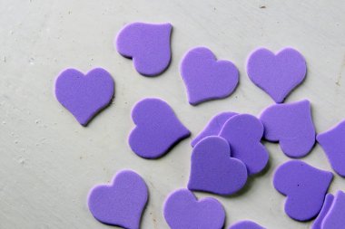 Ahşap beyaz arka plan, kırmızı kalpler, hediyeler ve mumlar. Sevgililer Günü konsepti.