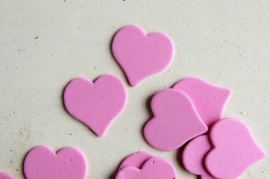 Ahşap beyaz arka plan, kırmızı kalpler, hediyeler ve mumlar. Sevgililer Günü konsepti.