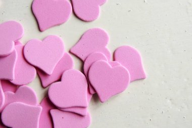 Ahşap beyaz arka plan, kırmızı kalpler, hediyeler ve mumlar. Sevgililer Günü konsepti.