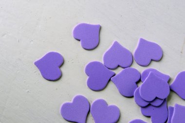 Ahşap beyaz arka plan, kırmızı kalpler, hediyeler ve mumlar. Sevgililer Günü konsepti.