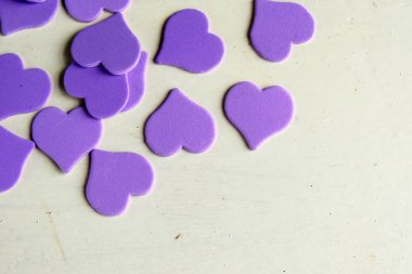 Ahşap beyaz arka plan, kırmızı kalpler, hediyeler ve mumlar. Sevgililer Günü konsepti.