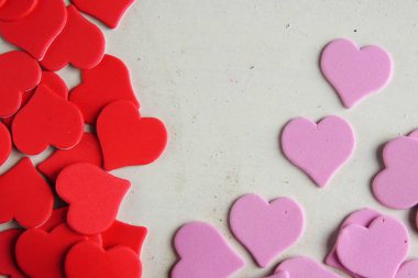 Ahşap beyaz arka plan, kırmızı kalpler, hediyeler ve mumlar. Sevgililer Günü konsepti.