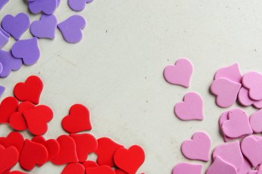 Ahşap beyaz arka plan, kırmızı kalpler, hediyeler ve mumlar. Sevgililer Günü konsepti.