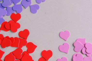 Ahşap beyaz arka plan, kırmızı kalpler, hediyeler ve mumlar. Sevgililer Günü konsepti.