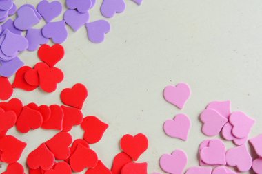 Ahşap beyaz arka plan, kırmızı kalpler, hediyeler ve mumlar. Sevgililer Günü konsepti.