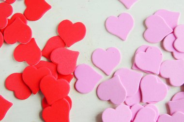 Ahşap beyaz arka plan, kırmızı kalpler, hediyeler ve mumlar. Sevgililer Günü konsepti.