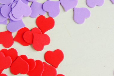 Ahşap beyaz arka plan, kırmızı kalpler, hediyeler ve mumlar. Sevgililer Günü konsepti.