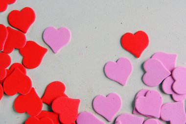 Ahşap beyaz arka plan, kırmızı kalpler, hediyeler ve mumlar. Sevgililer Günü konsepti.