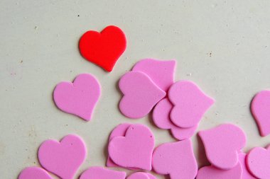 Ahşap beyaz arka plan, kırmızı kalpler, hediyeler ve mumlar. Sevgililer Günü konsepti.