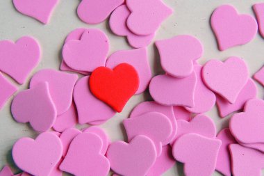 Ahşap beyaz arka plan, kırmızı kalpler, hediyeler ve mumlar. Sevgililer Günü konsepti.