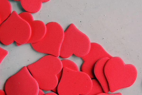 Ahşap beyaz arka plan, kırmızı kalpler, hediyeler ve mumlar. Sevgililer Günü konsepti.