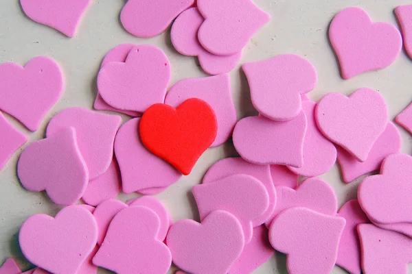 Ahşap beyaz arka plan, kırmızı kalpler, hediyeler ve mumlar. Sevgililer Günü konsepti.