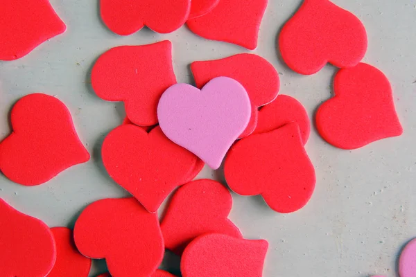 Ahşap beyaz arka plan, kırmızı kalpler, hediyeler ve mumlar. Sevgililer Günü konsepti.