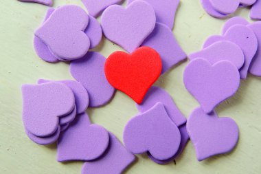 Ahşap beyaz arka plan, kırmızı kalpler, hediyeler ve mumlar. Sevgililer Günü konsepti.