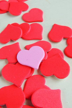 Ahşap beyaz arka plan, kırmızı kalpler, hediyeler ve mumlar. Sevgililer Günü konsepti.