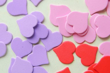 Ahşap beyaz arka plan, kırmızı kalpler, hediyeler ve mumlar. Sevgililer Günü konsepti.