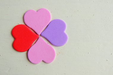 Ahşap beyaz arka plan, kırmızı kalpler, hediyeler ve mumlar. Sevgililer Günü konsepti.