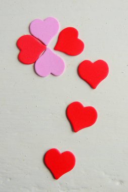 Ahşap beyaz arka plan, kırmızı kalpler, hediyeler ve mumlar. Sevgililer Günü konsepti.