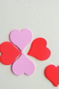 Ahşap beyaz arka plan, kırmızı kalpler, hediyeler ve mumlar. Sevgililer Günü konsepti.