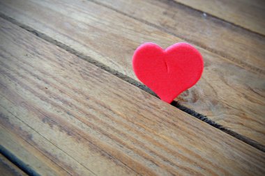 Ahşap beyaz arka plan, kırmızı kalpler, hediyeler ve mumlar. Sevgililer Günü konsepti.