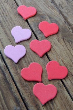 Ahşap beyaz arka plan, kırmızı kalpler, hediyeler ve mumlar. Sevgililer Günü konsepti.