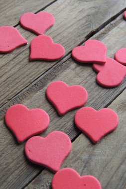 Ahşap beyaz arka plan, kırmızı kalpler, hediyeler ve mumlar. Sevgililer Günü konsepti.