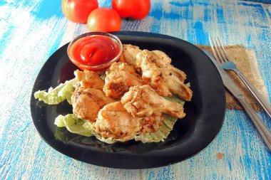 Ahşap masa üzerinde kızarmış tavuk kanatları. Ekmekli kıtır kentucky Tavuk lezzetli yemeği kızarmış. Derin kızarmış tavuk