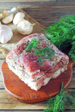 Et çiğ biftek bir siyah arka plan üzerine yalan sebze, domates, marasmade, mantar. arka plan görüntüsü. yan görünüm, kopya alanı, üstten görünüm