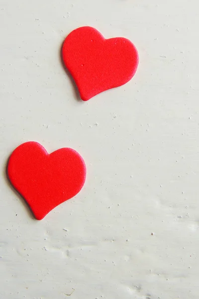 Ξύλινο Λευκό Φόντο Κόκκινες Καρδιές Δώρα Και Κεριά Έννοια Του — Φωτογραφία Αρχείου