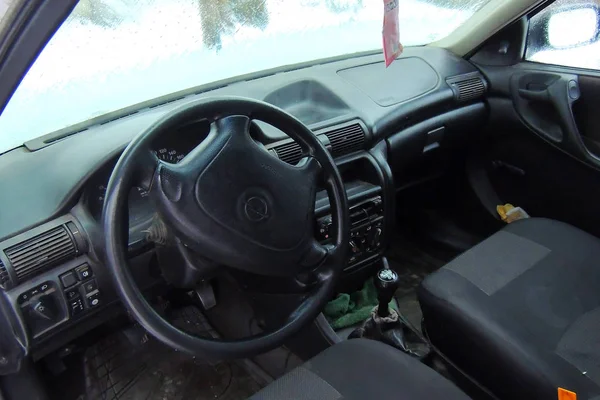 Koyu lüks araba iç - direksiyon simidi, vites kolu ve gösterge tablosu