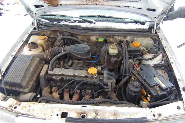 Старомодный Дизельный Двигатель Ржавыми Грязными Автозапчастями Проникновение Воды Плохое Техническое — стоковое фото