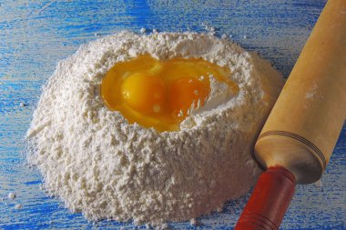 Pişirme için-malzemeler un, tahta kaşık, oklava, yumurta. Üstten Görünüm, kopya alanı.