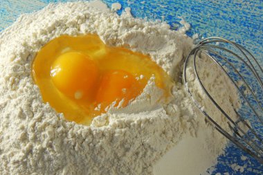 Pişirme için-malzemeler un, tahta kaşık, oklava, yumurta. Üstten Görünüm, kopya alanı.